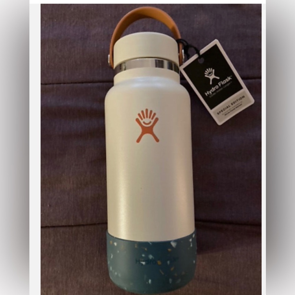 ✨ NWT ✨ Hydro Flask Limited Edition Whole Foods Market - 32oz Sandalwood w boot